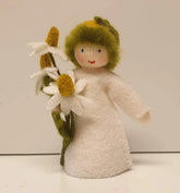 jahreszeitenpuppchen-kamille-blume-in-der-hand-kunstundspiel-1 - kunstundspiel
