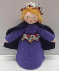 jahreszeitenpuppchen-prinz-mit-schwarzem-cape-kunstundspiel-1 - kunstundspiel