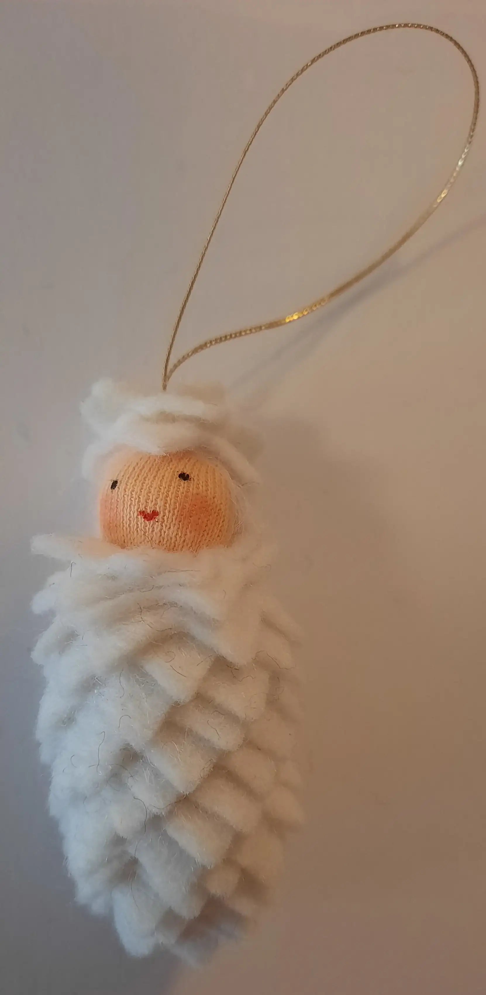 jahreszeitenpuppchen-tannenzapfen-weiss-zum-hangen-kunstundspiel-1 - kunstundspiel