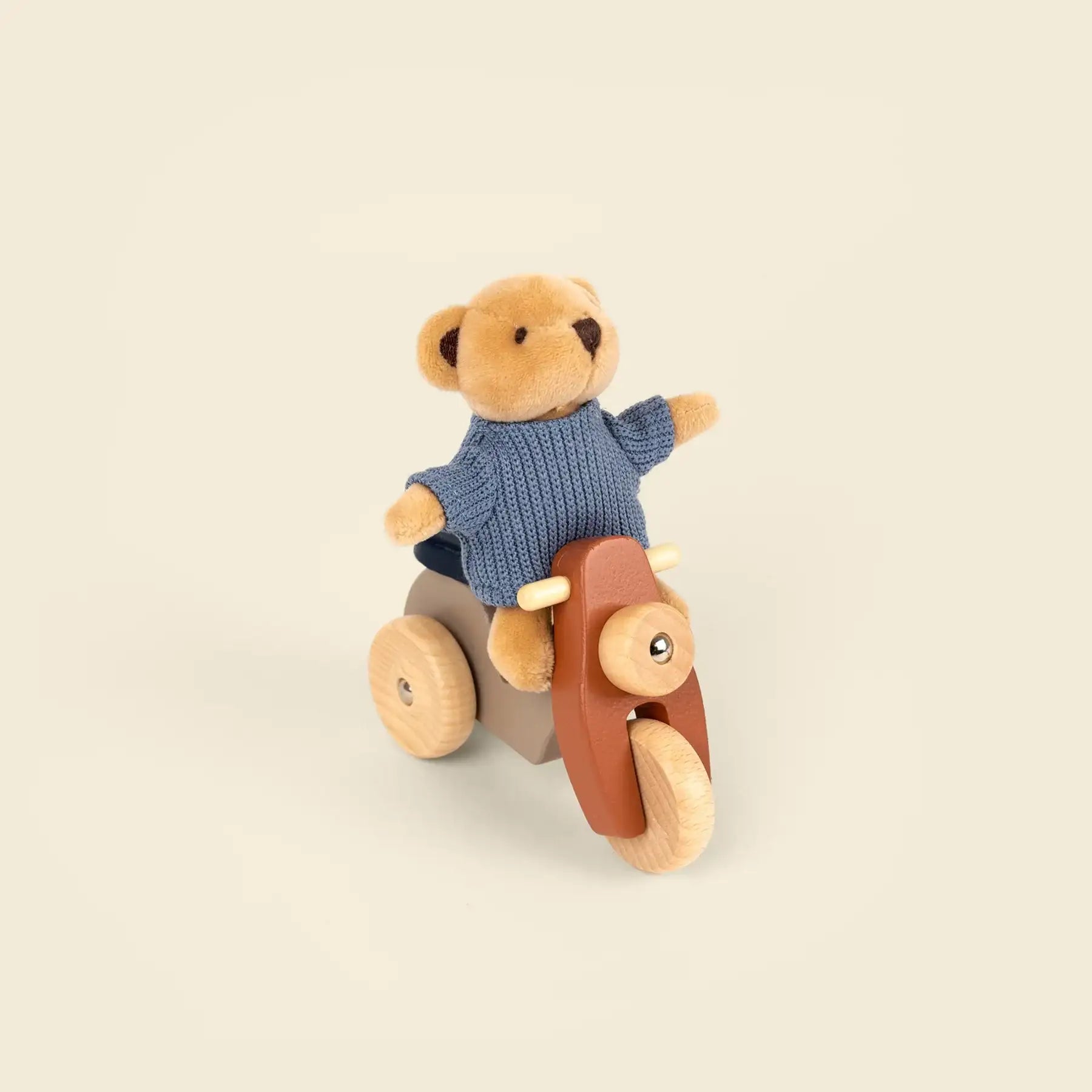 Kuscheltier Bär auf Holzmotorrad, nachhaltiges Spielzeug mit Strickpullover