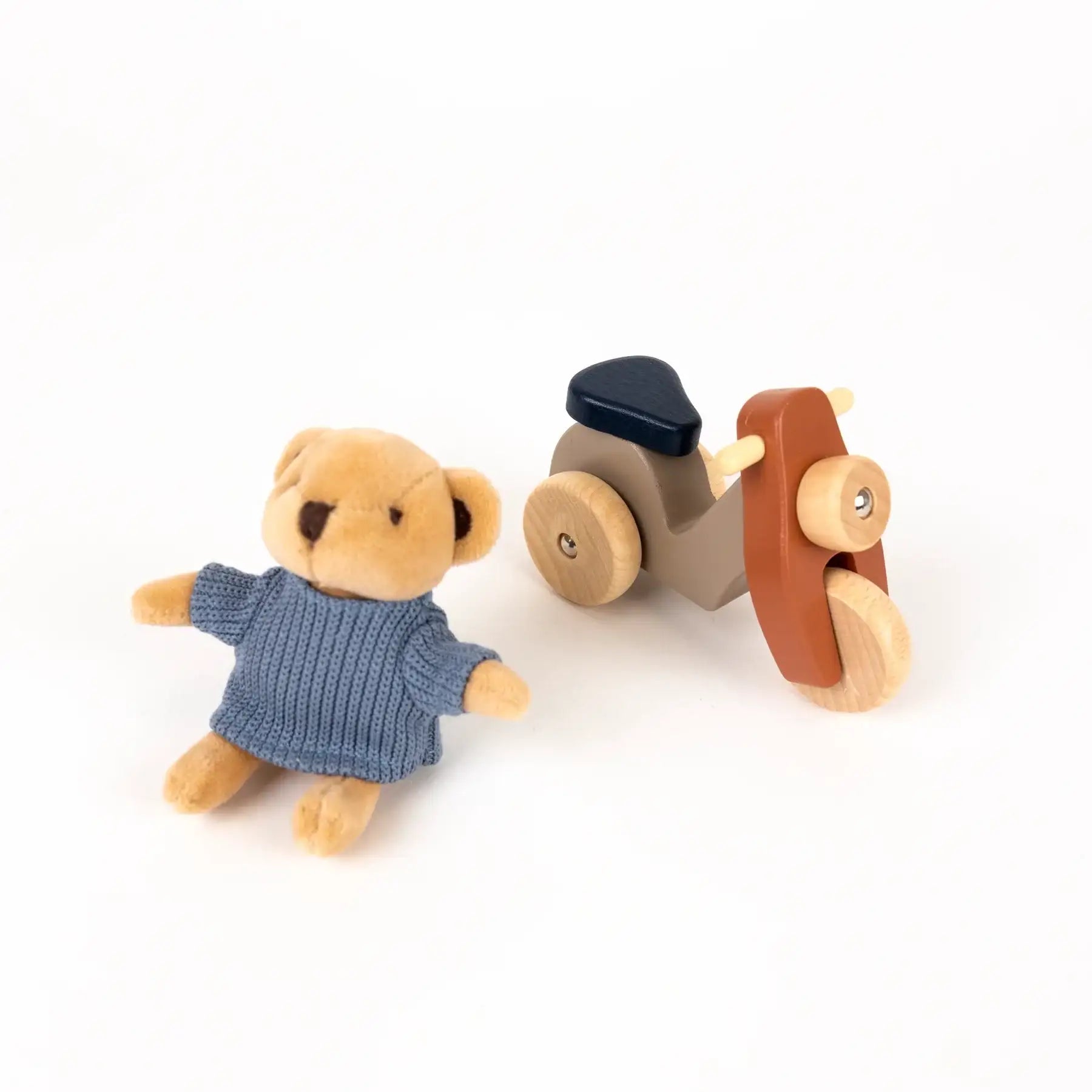 Kuscheltier Bär im Strickpullover mit Holz-Motorrad, nachhaltiges Spielzeug für Kinder