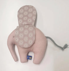 greifling-kleiner-elefant-mit-raschelohren-rose-taupe-kunstundspiel-1 - kunstundspiel 
