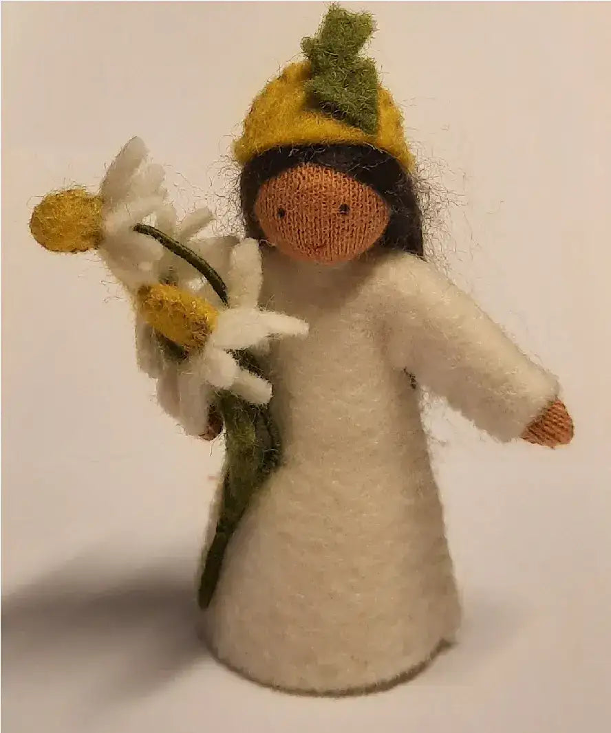 jahreszeitenpuppchen-kamille-blume-in-der-hand-kunstundspiel-2 - kunstundspiel 