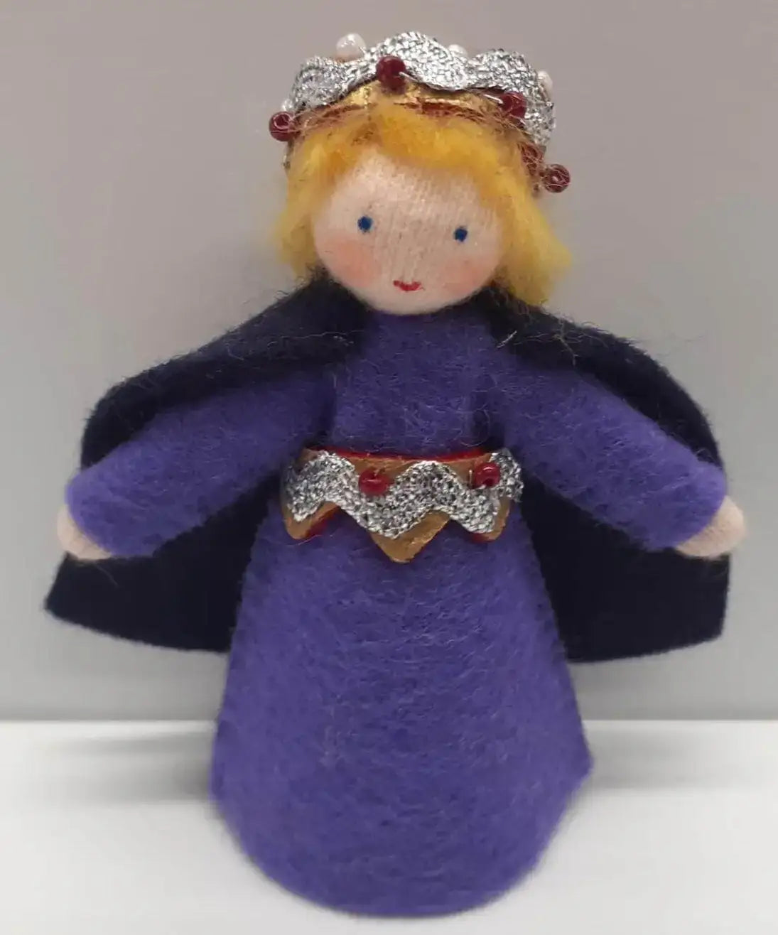 jahreszeitenpuppchen-prinz-mit-schwarzem-cape-kunstundspiel-1 - kunstundspiel 