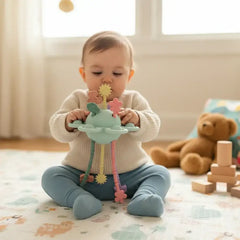 Baby spielt mit buntem Holzspielzeug auf Teppich, umgeben von Kuscheltier und Bausteinen
